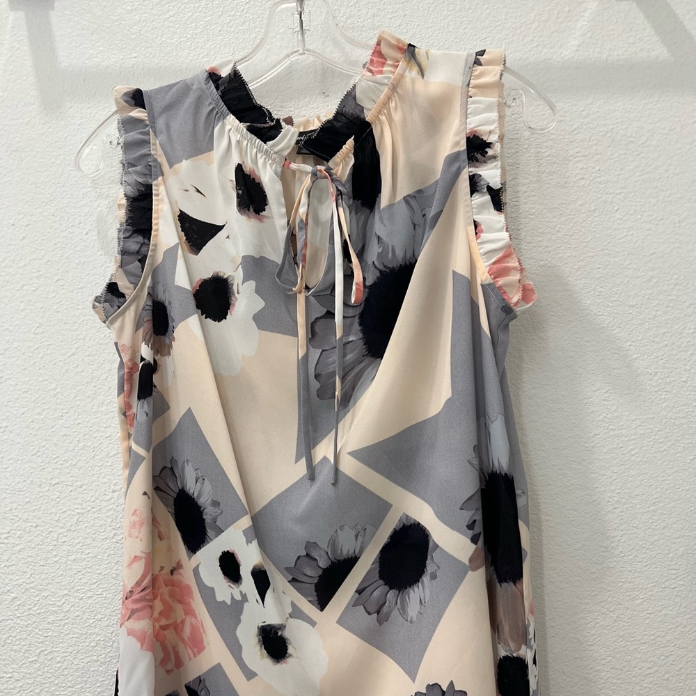 Sleeveless Floral Blouse With a Trim Tie Neck (small)